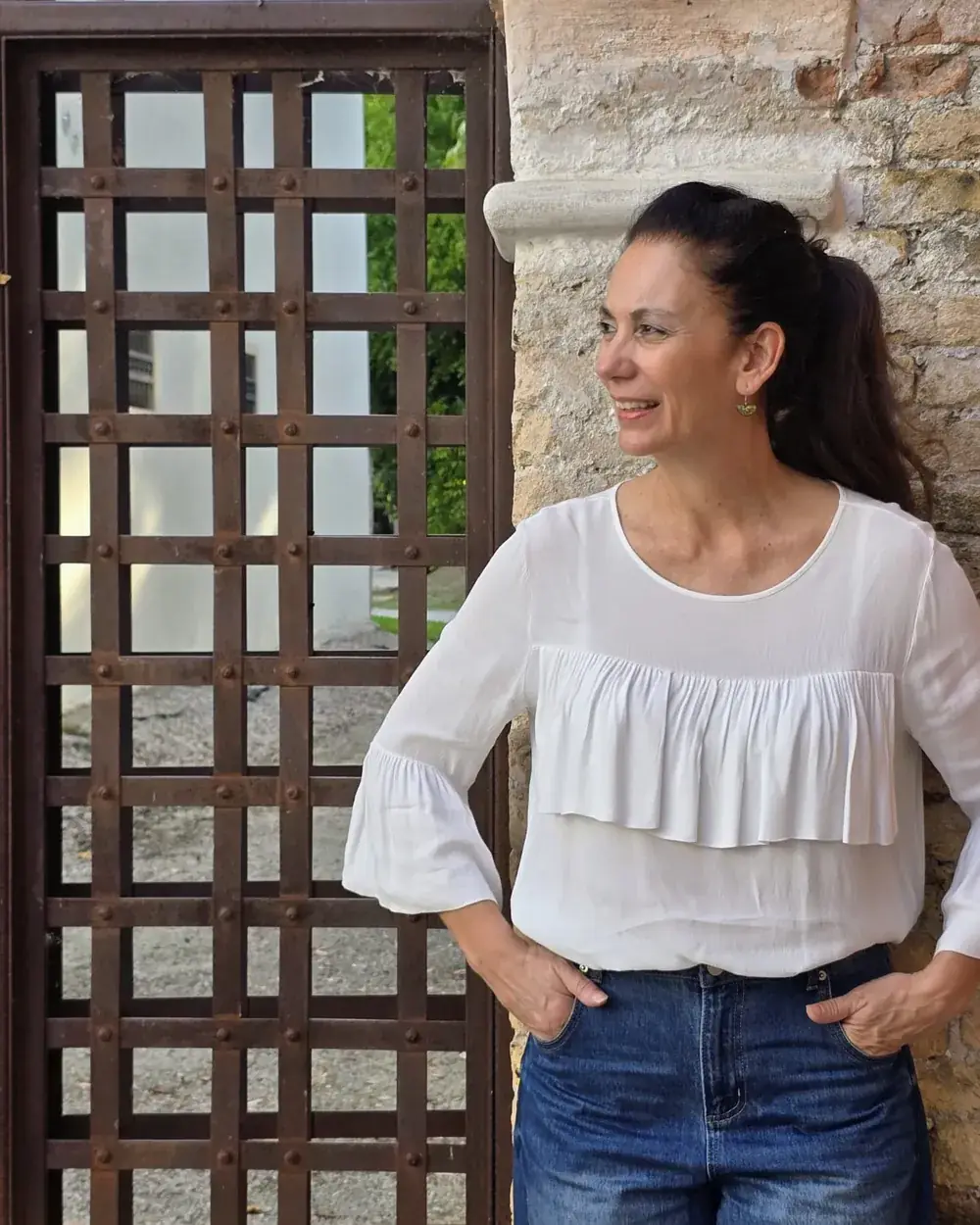 Julieta Iglesias di profilo, con lo sguardo rivolto lontano