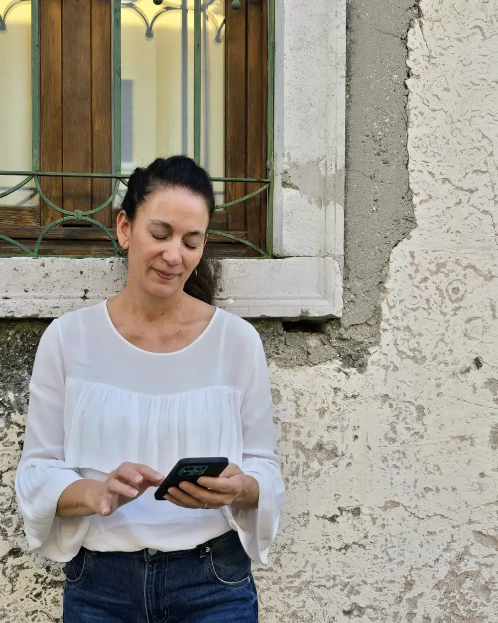 Julieta Iglesias con il telefono in mano
